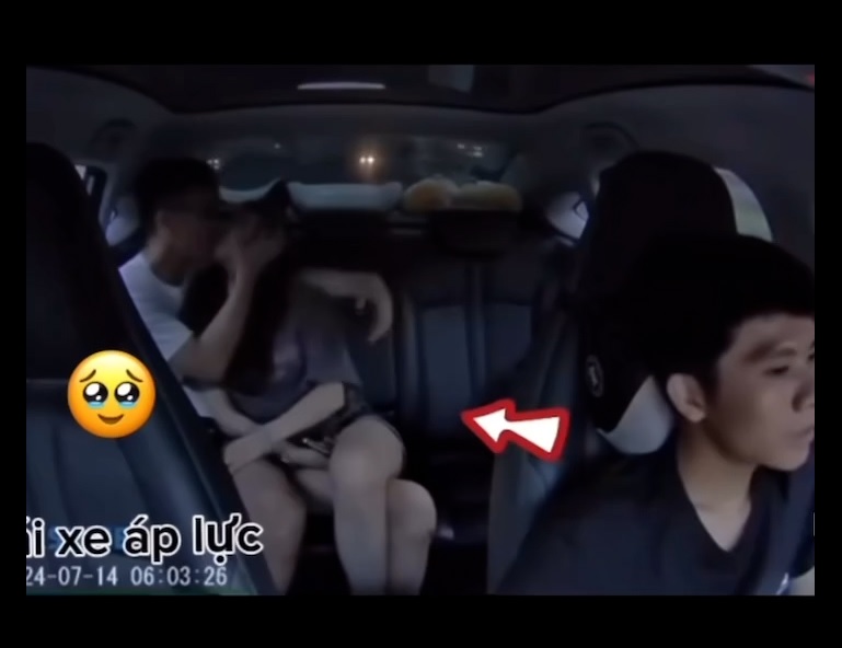 Clip: Cặp đôi ăn hàng trên xe taxi.